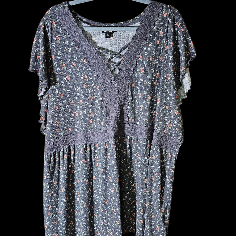 Torrid Gray Floral Short Sleeve Top